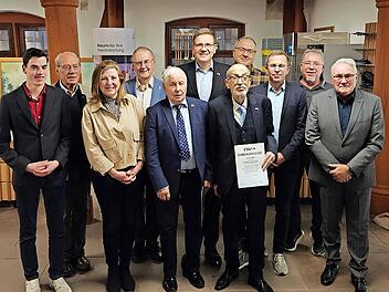 Das Bild zeigt (von links): Robin Kuhn, Karl-Dieter Galm, Dr. Christa Deuchert, Ulrich Kutz, Eugen Riegel, Steffen H&ouml;rtler, Helmut Beck, Johannes Messerschmitt, Michael R&uuml;th, Wolfgang Lutz und Thomas Leiner.