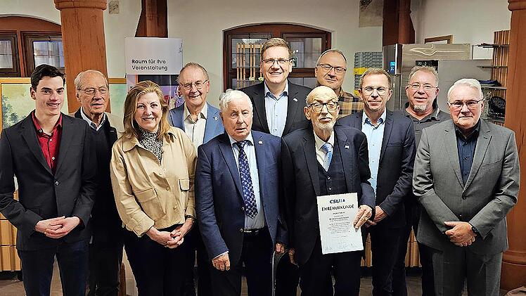 Das Bild zeigt (von links): Robin Kuhn, Karl-Dieter Galm, Dr. Christa Deuchert, Ulrich Kutz, Eugen Riegel, Steffen H&ouml;rtler, Helmut Beck, Johannes Messerschmitt, Michael R&uuml;th, Wolfgang Lutz und Thomas Leiner.
