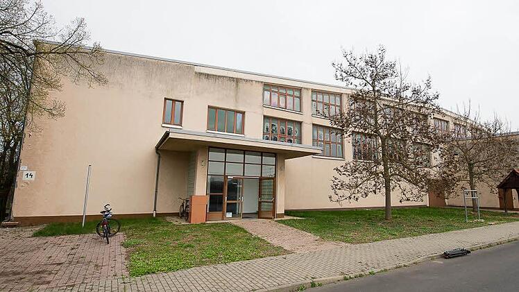 Die ehemalige Sporthalle, ein umgebauter Flugzeughangar.