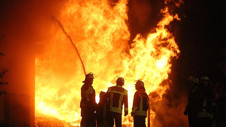 Grossbrand vernichtet Schreinerei samt Anbauten und Fuhrpark - Millionenschaden