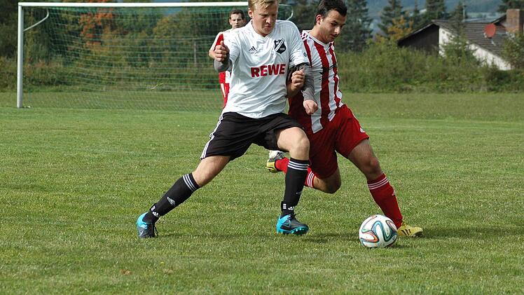Wildfleckens Felix Frank (links) und Schondras Daniel Dietz.