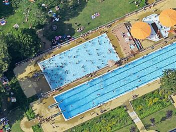 Das Gaustadter Freibad aus der Luft: Vor allem dessen Förderverein rüttelt am neuen Tarifgefüge der Stadtwerke Bäder GmbH.Foto: Ronald Rinklef