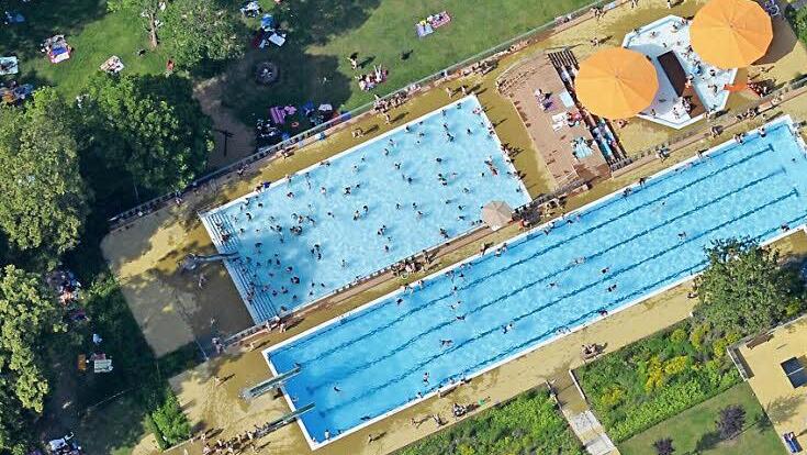 Das Gaustadter Freibad aus der Luft: Vor allem dessen Förderverein rüttelt am neuen Tarifgefüge der Stadtwerke Bäder GmbH.Foto: Ronald Rinklef