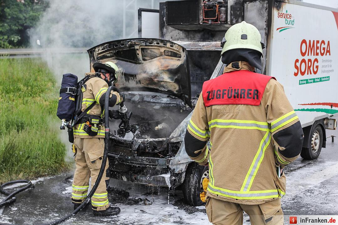 Transporter brennt auf A73 komplett aus