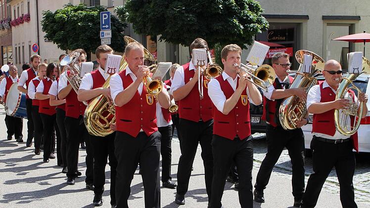 Die Stadtkapelle Eltmann gab den Rhythmus im Festzug an.