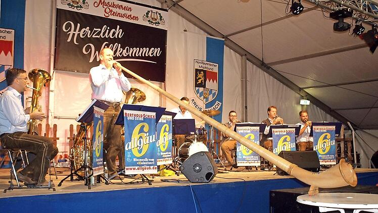 Das Alphorn hat einen unverkennbaren Klang - Berthold Schick begeisterte beim Konzert sein Publikum mit der "Alphornträumerei" und dem "Alphornritt". Foto: Susanne Deuerling