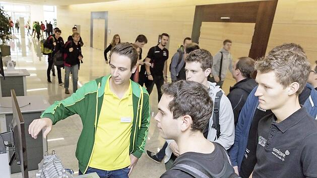 In Workshops und an vielen weiteren Stationen konnten sich die Teilnehmer der Formula Student &uuml;ber Schaeffler informieren. Foto: Schaeffler