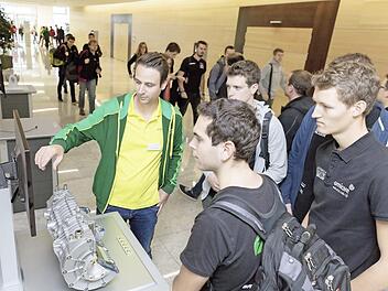In Workshops und an vielen weiteren Stationen konnten sich die Teilnehmer der Formula Student über Schaeffler informieren. Foto: Schaeffler