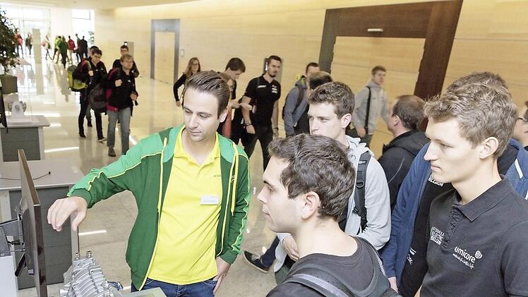 In Workshops und an vielen weiteren Stationen konnten sich die Teilnehmer der Formula Student über Schaeffler informieren. Foto: Schaeffler