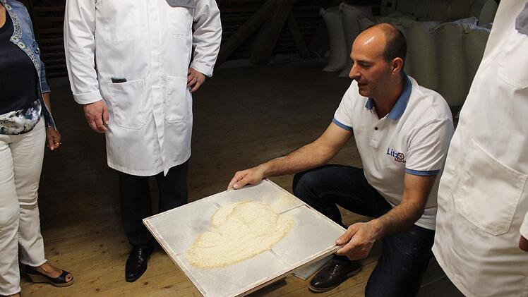 Was Michael Litz hier per Hand vorführt, erledigt im Produktionsprozess der "Plansichter": Er rüttelt das Mahlgut durch viele feine Siebe. Foto: Evi Seeger