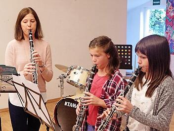 Mit Begeisterung musiziert die Jugend in der Orchesterschule Pressig-Stockheim. Unser Bild zeigt das Klarinetten-Trio mit (von links) Lehrkraft Julia Fischer, Daria Wachter und Fiona Müller.  Foto: Gerd Fleischmann