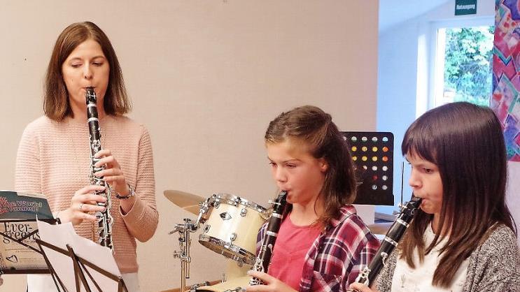 Mit Begeisterung musiziert die Jugend in der Orchesterschule Pressig-Stockheim. Unser Bild zeigt das Klarinetten-Trio mit (von links) Lehrkraft Julia Fischer, Daria Wachter und Fiona Müller.  Foto: Gerd Fleischmann