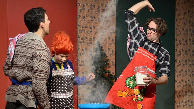 Nicht nur Vincenzo Tatti (von links)   Tonja Fechter und Lukas Redemann  begeisterten in "Das Sams feiert Weihnachten". Die ganze Truppe des Theaters Schloss Maßbach spielte sehr genau und sehr pointiert. Foto: Sebastian Worch