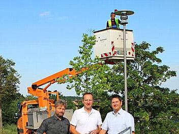 Die Arbeiten der Umrüstung sind schon in vollem Gange wie hier in der Siedlung am Hahn. Diplom-Ingenieur Christian Ziegler (von rechts) hält einen Leuchtkopf in den Händen, daneben Bürgermeister Michael Ziegler und Mario Pfister von der Stadtverwaltung. Foto: Günther Geiling