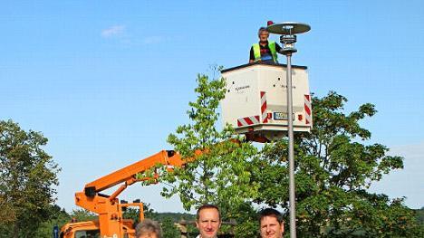 Die Arbeiten der Umrüstung sind schon in vollem Gange wie hier in der Siedlung am Hahn. Diplom-Ingenieur Christian Ziegler (von rechts) hält einen Leuchtkopf in den Händen, daneben Bürgermeister Michael Ziegler und Mario Pfister von der Stadtverwaltung. Foto: Günther Geiling