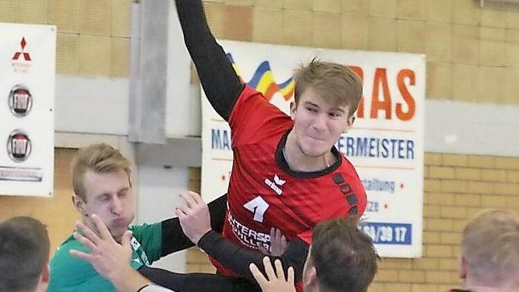 Paul Martin zeigte im Heimspiel gegen Marktleuthen seine Sprungkraft. Der wurfgewaltige Spieler der SG Bad Rodach/Gro&szlig;walbur war beim klaren 34:27-Heimsieg einer der auff&auml;lligsten Akteure auf der Platte.