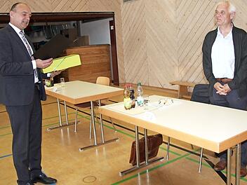 Mit Geschenk und Urkunde dankte Heinrich Süß (l.) den ausscheidenden Gemeinderäten, von denen Walter Ferbar mit knapp 19 Jahren Amtszeit der dienstälteste war. Foto: sae