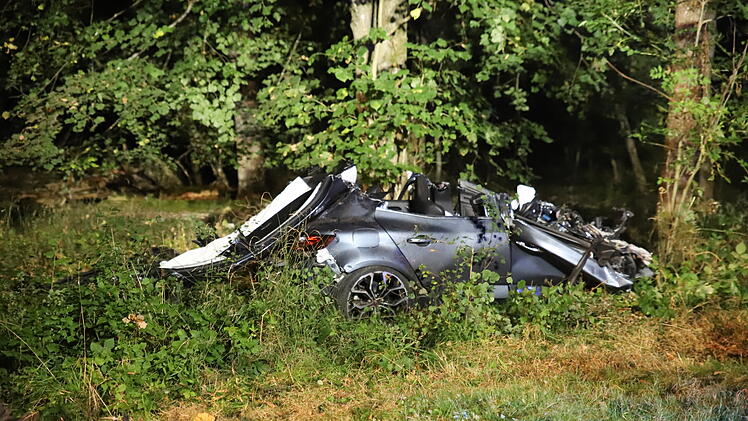 Auto kommt von Fahrbahn ab und prallt gegen Baum