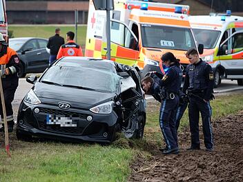 B&uuml;chenbach: Unfall zwischen Auto und Lkw
