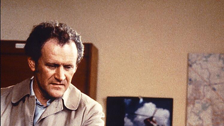 "Ein bissel was geht immer": Kriminalkommissar Manni Kopfeck (Karl Obermayr, links) ist der einzige, der seinen Freund und Kollegen Franz M&uuml;nchinger (Helmut Fischer) wirklich versteht.