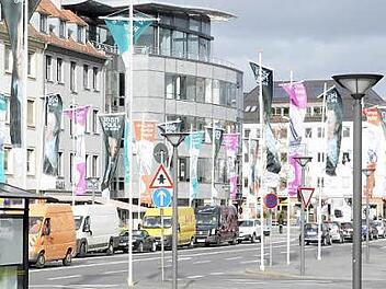 Noch mehr Fahnen kann der Luitpoldplatz kaum verkraften - der Erfolg des Wagner- und Liszt-Jubiläumsjahres wird aber auch daran gemessen werden, wie hoch die Jubiläumsveranstaltungen frequentiert waren.  Foto: Munzert