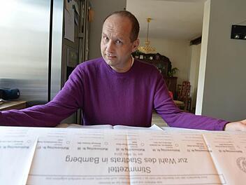Wird er den Rotstift zücken und einzelne Kandidaten streichen? Walter Vogel aus Bamberg hat zu kämpfen: 367 Kandidaten stellen sich dem Votum des Wählers. Nur 44 kommen durch.   Fotos: Ronald Rinklef