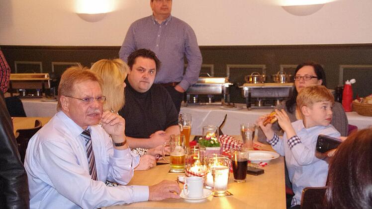 Auf einer Leinwand wurde die Auszählung verfolgt.