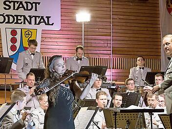 Die Geigerin Kim Leonores war gefeierte Solistin beim Benefizkonzert des Musikkorps Erfurt. Foto: Albert Höchstädter