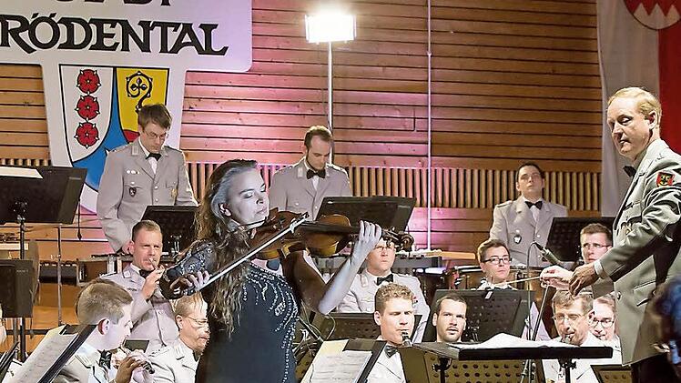 Die Geigerin Kim Leonores war gefeierte Solistin beim Benefizkonzert des Musikkorps Erfurt. Foto: Albert Höchstädter