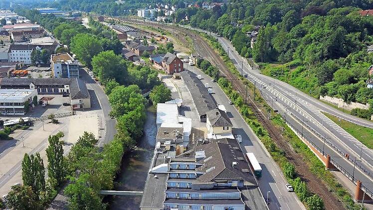 Coburgs "Filetstück" aus der Vogelperspektive: Zwischen dem alten Schlachthof (im Vordergrund) und dem ehemaligen Güterbahnhof (im Hintergrund) soll mehr als nur ein "Band der Wissenschaft" entstehen. Foto: Wohnbau