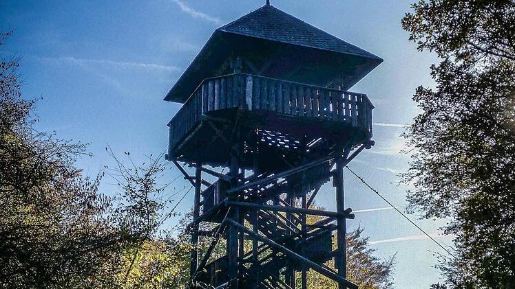 Als komplett aus Holz gebauter Turm ragt die eher unbekannte "Hohe Warte" in Berneck in die Höhe. Foto: Heiko Hartmann