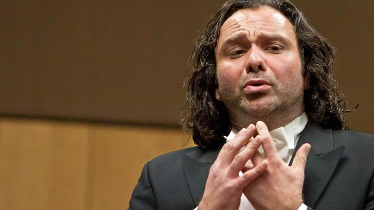 Impressionen vom Neujahrskonzert des "Musizierkreises Neustadt": Fabian Martino (Tenor)Foto: Jochen Berger