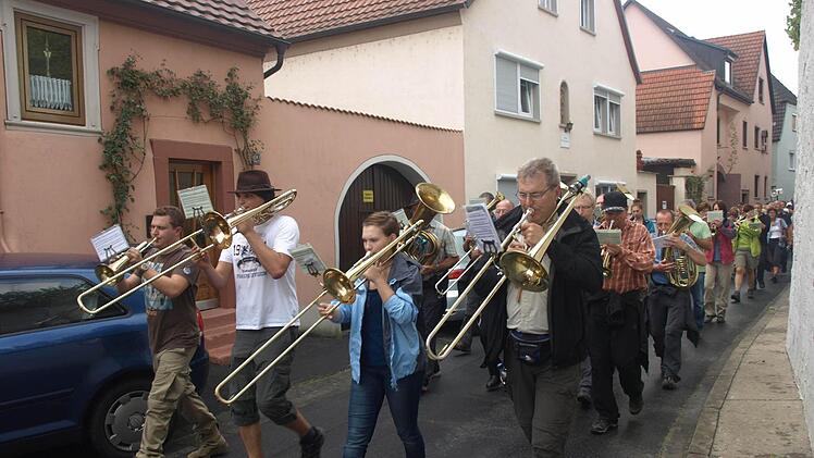 Die über 20 "Retzbachmusikanten" begleiten die Wallfahrer.Foto: Archiv/Stefan Geiger