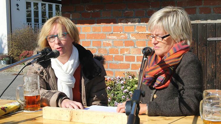 Claudia Gössele und Sylvia Schultheiß konnten in ihrer Kirchweihpredigt vor dem historischen Wiegehaus viel Kurioses und lustiges vortragen. Foto: Michael Stelzner