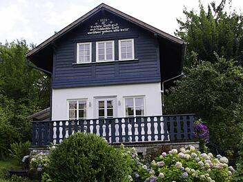 Bei Christine Rechl wohnen Gäste idyllisch im Grünen: Das Sommerhaus kaufte ihre Familie zusammen mit dem Wohnhaus.  Foto: Christine Rechl