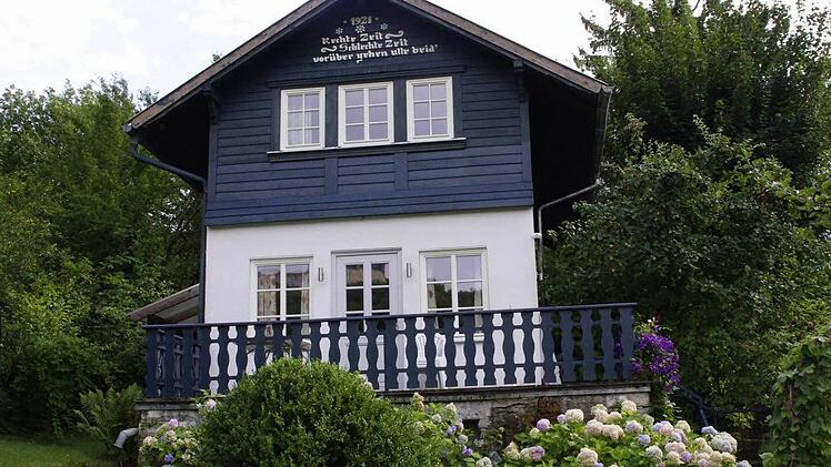 Bei Christine Rechl wohnen Gäste idyllisch im Grünen: Das Sommerhaus kaufte ihre Familie zusammen mit dem Wohnhaus.  Foto: Christine Rechl