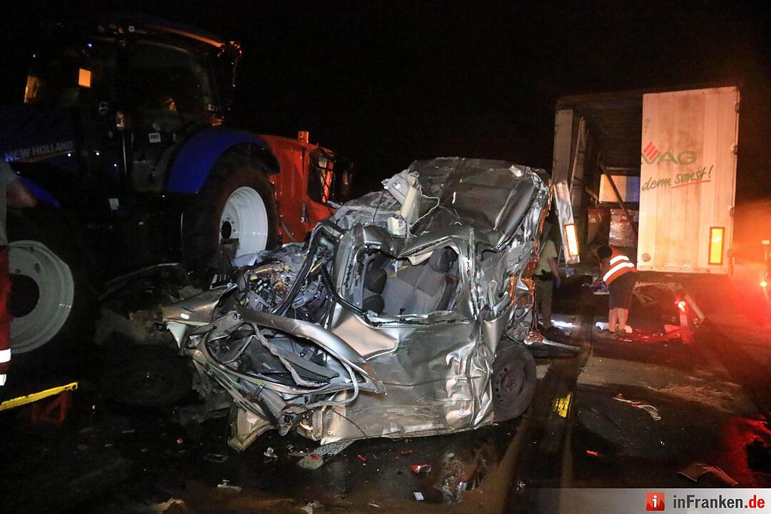 Transporter zwischen Lkw eingeklemmt