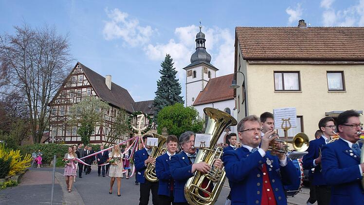 Von der Kirche zogen die Tagungsteilnehmer, begleitet von den Leichtersbacher Musikanten, sowie dem Siebenerbaum zum Tagungsort zurück.  Stephanie Elm