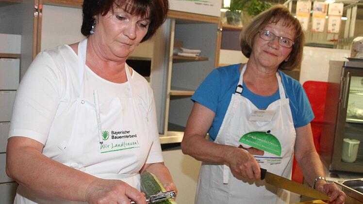 Eine echte Meisterleistung vollbrachte Köchin Edith Wagner (rchts). Sie bereitete ein Drei-Gänge-Menü im Rewe-Markt Ludwigschorgast zu - und schaffte es, 26 Teilnehmer zu verköstigen. Die Kreisbäuerin Beate Opel assistierte und schälte Gurken für den Salat.Sonny Adam