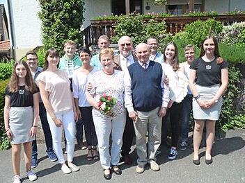 Große Gratulationscour zur goldenen Hochzeit von Dora und Otto Vießmann (vorne Mitte) mit Bürgermeister Egon Herrmann und weiteren Gratulanten im Familienkreis Foto: Karl-HeinzHofmann