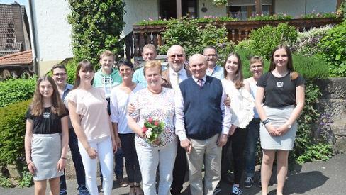 Große Gratulationscour zur goldenen Hochzeit von Dora und Otto Vießmann (vorne Mitte) mit Bürgermeister Egon Herrmann und weiteren Gratulanten im Familienkreis Foto: Karl-HeinzHofmann