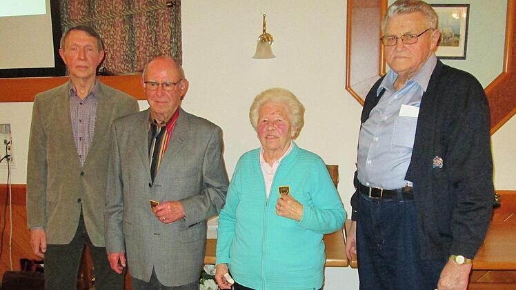 Vorsitzender Jeurink dankte Edgar Hoch und Sophie Und Helmut Leidner (von links) für besondere Leistungen mit der goldenen Vereinsehrennadel.  Foto: Winfried Ehling