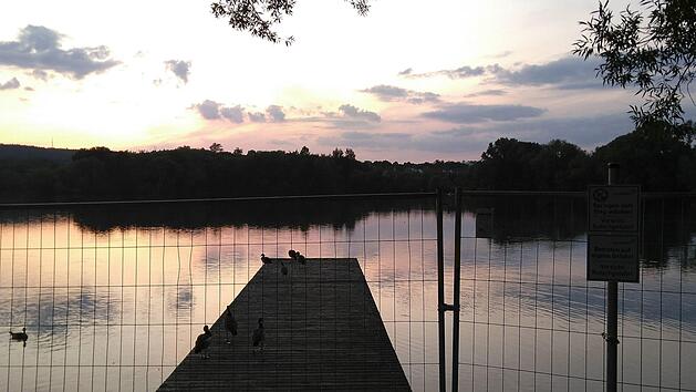 2019 wurde der Steg am Oberwallenstadter Badesee gesperrt und bis heute nicht wieder ge&ouml;ffnet. Zun&auml;chst braucht es ein Sicherheitskonzept, das wohl ein Gel&auml;nder mit sich bringen wird. Foto: Ramona Popp/Archiv