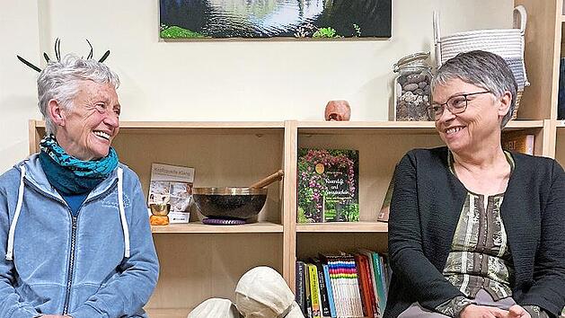 Trauer hat verschiedene Gesichter: Mal ist da nur der Verlust, mal auch Freude &uuml;ber die Vergangenheit. Das Bild zeigt die ehrenamtlichen Trauerbegleiterinnen Claudia Scheurer (links) und Christine Brandt in den R&auml;umen des Hospizvereins Bad Kissingen.