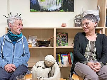 Trauer hat verschiedene Gesichter: Mal ist da nur der Verlust, mal auch Freude über die Vergangenheit. Das Bild zeigt die ehrenamtlichen Trauerbegleiterinnen Claudia Scheurer (links) und Christine Brandt in den Räumen des Hospizvereins Bad Kissingen.