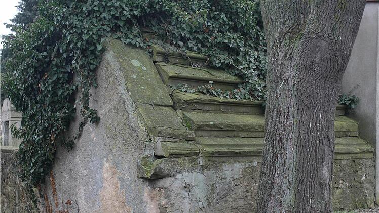 Die efeuüberwucherte Familiengruft Geißendörfer aus dem 18. Jahrhundert beeindruckt mit ihrem sehr seltenen steinernen Stufendach. Fotos: G. Bauer