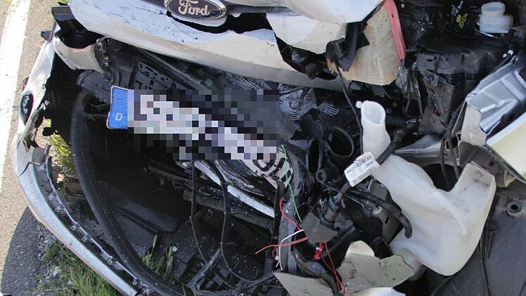Der Ford ist total demoliert.