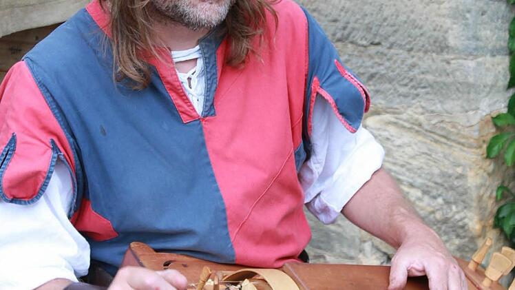 Der Spielmann Schabernackrakeel brachte Stimmung auf den Markt.