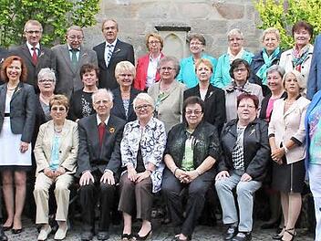 Diese Frauen und Männer konnten in der Jakobskirche der evangelischen Kirchengemeinde Mitwitz zusammen mit Pfarrer Burkhard Sachs und Pfarrer i. R. Rudolf Hensler das Fest der goldenen Konfirmation feiern. Foto: Herbert Fischer