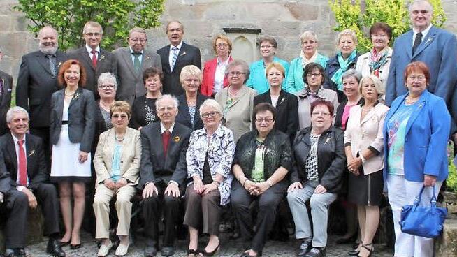 Diese Frauen und Männer konnten in der Jakobskirche der evangelischen Kirchengemeinde Mitwitz zusammen mit Pfarrer Burkhard Sachs und Pfarrer i. R. Rudolf Hensler das Fest der goldenen Konfirmation feiern. Foto: Herbert Fischer